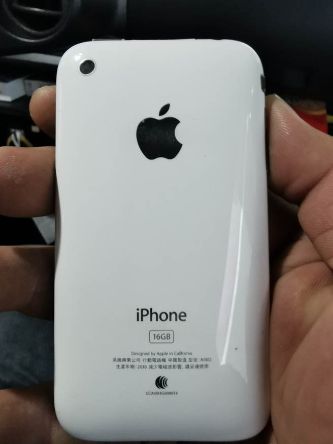 iPhone13于24日正式开迈，有位民眾就在网路上宣布换机的喜悦，但网友却发现他手上竟拿着一台「古董神机」，竟然到现在才换新机。(摘自爆废公社公开版)