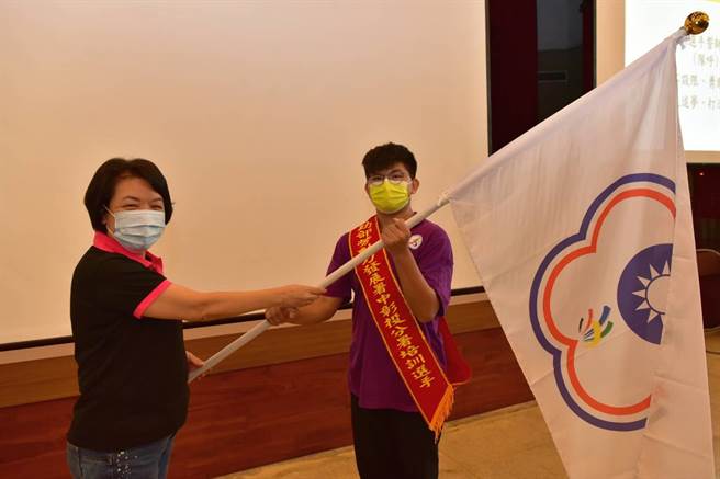劳动力发展署中彰投分署分署长林淑媛为选手授旗，象徵选手必能旗开得胜。（劳动力发展署中彰投分署提供／卢金足台中传真）