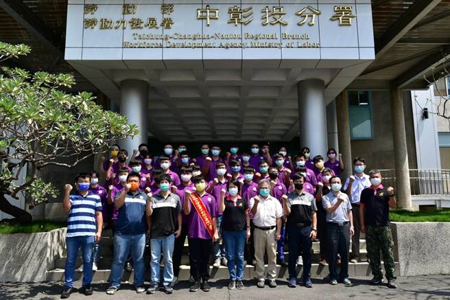 劳动部劳动力发展署中彰投分署为鼓舞首批出征的15职类65名选手，24日举行选手誓师大会。（劳动力发展署中彰投分署提供／卢金足台中传真）
