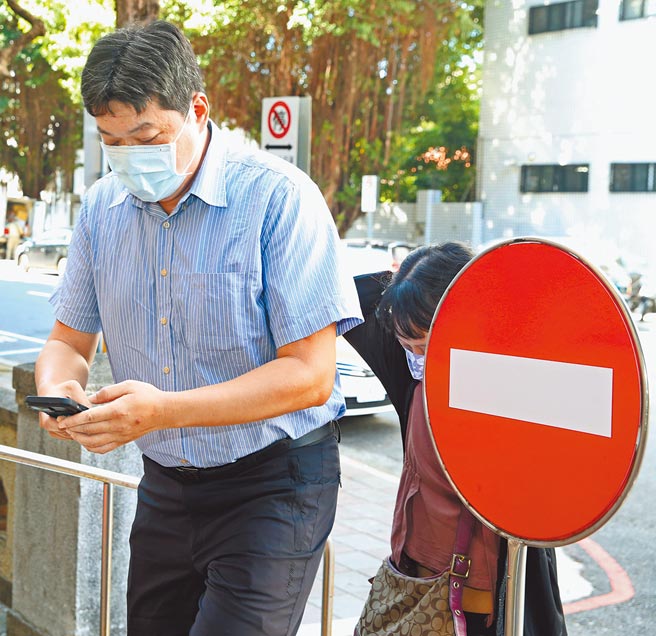桃园地方法院刑事庭法官蔡政佑涉嫌偷拍女法官LINE对话，传出女法官遭偷拍反遭责难，对两性平权是一大讽刺。（陈君玮摄）