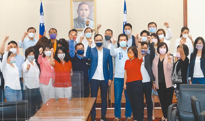 国民党主席选举即将投票，国民党主席候选人朱立伦（前排左六）23日赴立法院拜访国民党立委们，寻求支持；朱立伦强调，他唯一的目标就是要让国民党变大、变强、变好、变得更团结。会后，朱立伦和与会的立委们一起喊口号，帮朱加油。（刘宗龙摄）