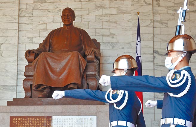 文化部长李永得23日在广播节目专访时表示，在透过法律厘清蒋介石在二二八事件、白色恐怖期间的责任与角色之后，处理方法也不是只有拆除铜像。（本报资料照片）