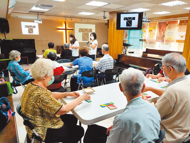 许庭榕表示，透过数独、桌游等游戏可训练长辈的逻辑思考与反应，对延缓脑部萎缩，预防失智症有不俗效果。（许庭榕提供／陈人齐台北传真）