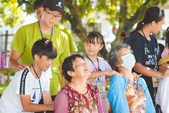 台湾将于2025年迈入超高龄社会，退休准备需求与日俱增；继「好享退」后，基富通昨宣布，「好好退休准备平台」正式上线；金管会主委黄天牧亲临上线记者会，期许平台上线唤起大家及早准备，并善用金融科技、协助金融商品选择，金融机构也要秉持公平待客原则、合理行销、保障高龄族群退休福祉，让民眾能提早妥善规画退休生活。此为示意图。（曾碧卿提供／李宜杰台南传真）