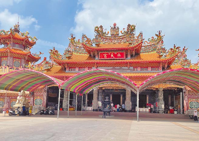 云林县四湖乡参天宫鼓励向学，25日将普发全乡国中、小学生1000元助学金。（张朝欣摄）