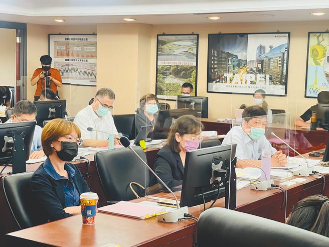 台北市长柯文哲喊出，北市府要编列28亿元「预防性预算」採购第3剂疫苗，主计处长郑瑞成（右一）23日备询打脸「没这个词」。（张颖齐摄）