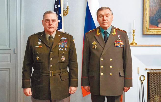 美國參謀首長聯席會議主席米利（左）和俄羅斯參謀總長格拉西莫夫，22日在芬蘭首都赫爾辛基會面。（摘自俄羅斯國防部官網）