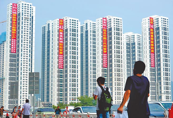 外媒傳出大陸官方有意將恒大集團分拆為3個實體進行重組，將恒大轉變為國企，而相關重組方案可望在近日公布。圖為廈門一處銷售的大樓。（中新社）