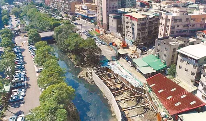 新北市瓦磘沟流域周围共有10万余户，水利局力拚周围污水下水道接管率明年底突破9成。（新北市水利局提供／叶书宏新北传真）