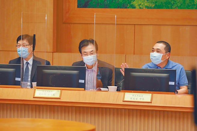 新北市召开「新北市产业发展谘询委员会」会议，新北市长侯友宜（右一）提出「双升三创」计画助企业疫后产业发展，新北市副市长刘和然（中）、鸿海精密工业董事长刘扬伟均与会。（新北市经发局提供／陈慰慈新北传真）