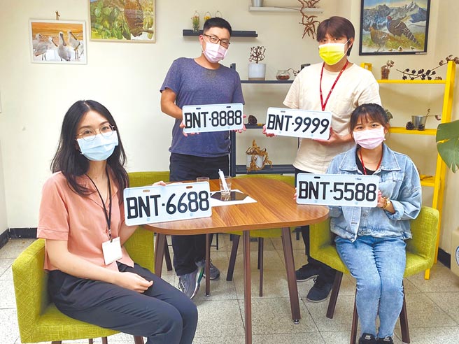 桃園監理站從8月開賣桃園獨有的「BNT」車牌，受惠和疫苗同名超熱銷。（桃園監理站提供／蔡依珍桃園傳真）