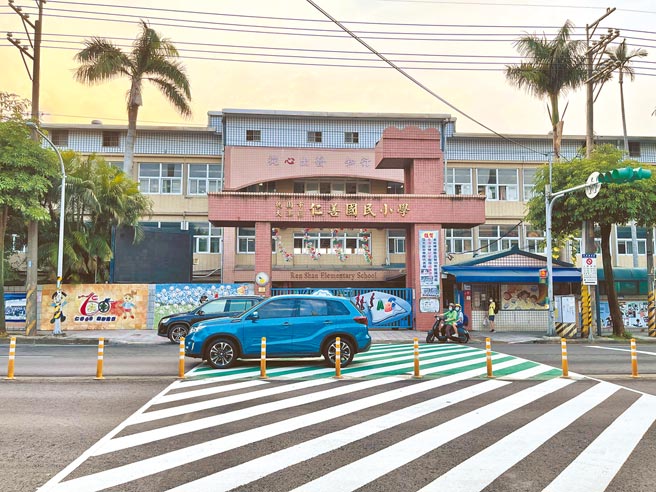 桃園市大溪區仁善國小校門口緊鄰埔頂路二段，家長反映該處用路人車速快，大車闖紅燈層出不窮，對學童安全造成威脅。（呂筱蟬攝）