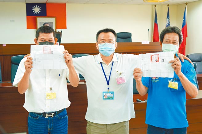 屏东林边乡代主席补选23日登场，双方经2度投票平手后，最后以抽籤得出结果，而再度由新派夺下宝座，由代表谢明钟（右）当选主席。（谢佳潾摄）
