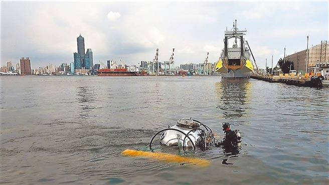 国立中山大学研发、台湾第一代双载水下载具（MUV）日前在高雄中信造船厂区完成首度「载人入舱」、「固定深度航行」测试。（国立中山大学提供／袁庭尧高雄传真）