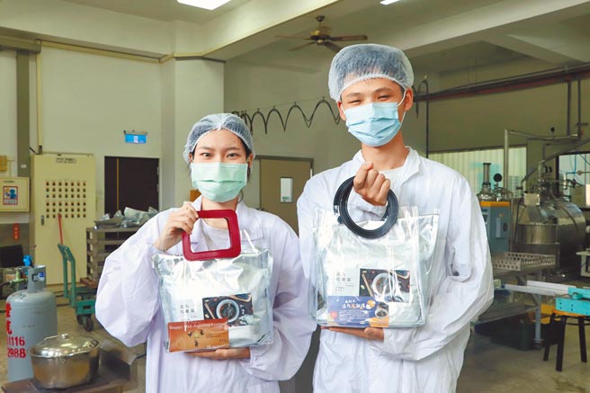 后疫情时期，高雄科技大学水产食品科学系推出「活力乌鸡汤」，争取民眾青睐。（高科大提供／林瑞益高雄传真）