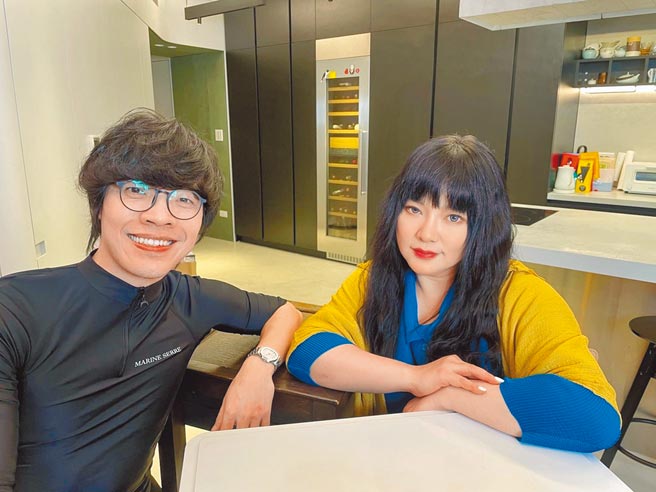 卢广仲（左）日前参加唐绮阳的直播餐桌，整场笑声不断。（添翼创越工作室提供）