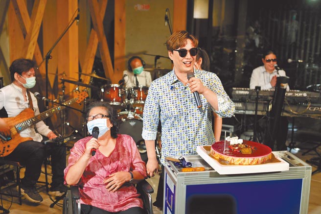萧煌奇（右）感谢母亲特地送来蛋糕。（环球音乐提供）