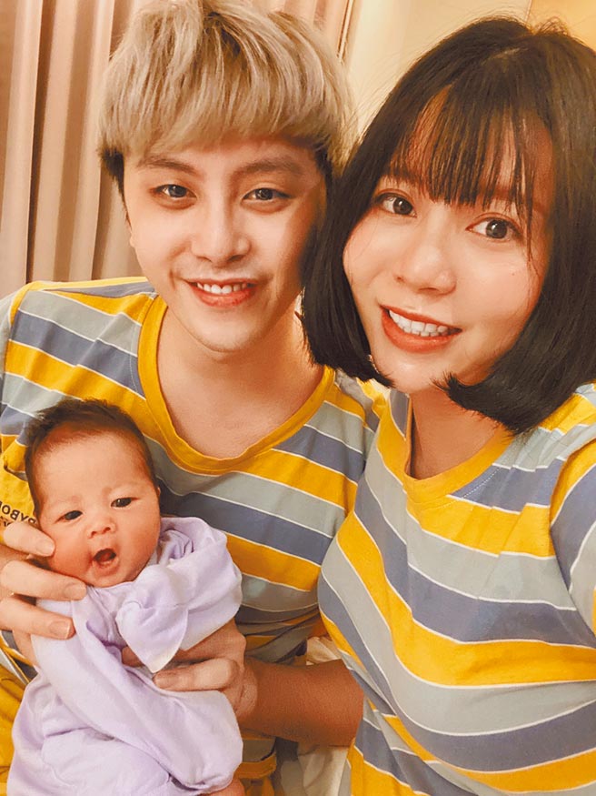 田亞霍（左）體恤老婆，每天都幫忙照顧小孩。（大鵬傳播提供）