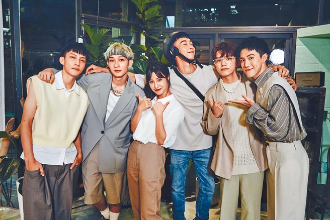 noovy日前拍攝新歌MV，Jacob（左起）、Shawn、陳敬宣、王可元、Mark、JK開心合影。（索尼音樂提供）