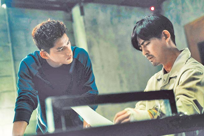 朱軒洋（左）在《逆局》與周渝民合力緝兇。（愛奇藝國際站提供）