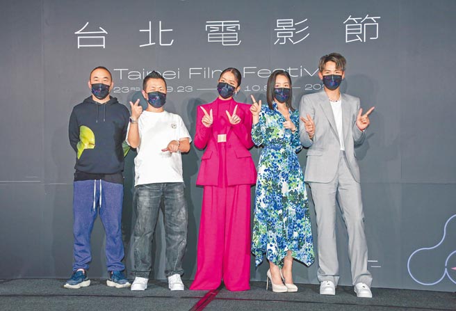 监制黄立成（左起）、导演九把刀、宋芸桦、王净、柯震东昨带着新作《月老》为北影开幕。（罗永铭摄）