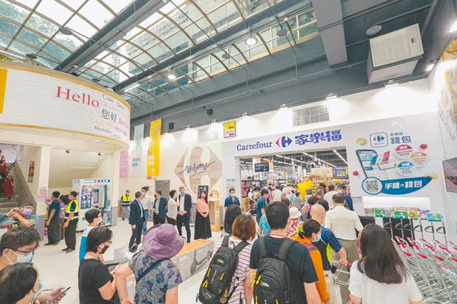 家乐福10月32周年庆适逢五倍券上路，端出30亿元振兴金力推会员专属活动吸客。（家乐福提供）