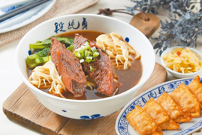 段纯贞牛肉麵单人套餐，原价220元，五倍券优惠200元。（六角国际提供）