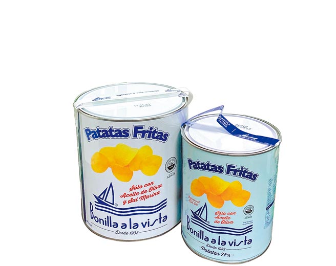 city’super引进《寄生上流》捧红的西班牙Bonilla a la Vista油漆桶马铃薯片，原味大白桶（左起），500g、990元；无盐小蓝桶，275g、790元。（city’super提供）