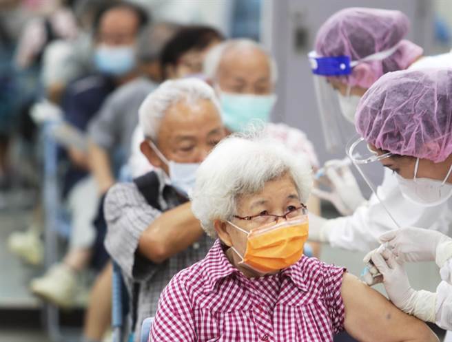 第九轮BNT今开打，提醒民眾打完若出现5症状应立刻就医。图为民眾接种疫苗的画面。（资料照／季志翔摄）