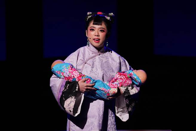 新竹縣文化局演藝廳在疫情降級後，首場演出客家大戲《花囤女》。（新竹縣政府提供／羅浚濱新竹傳真）