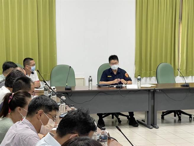 南投县政府警察局中兴分局分局长洪政崴要求各派出所所长，对于学校的建议事项应全力配合协助、强化与学校间联繫网络，增加巡逻密度，提高见警率。（民眾提供／卢金足南投传真）