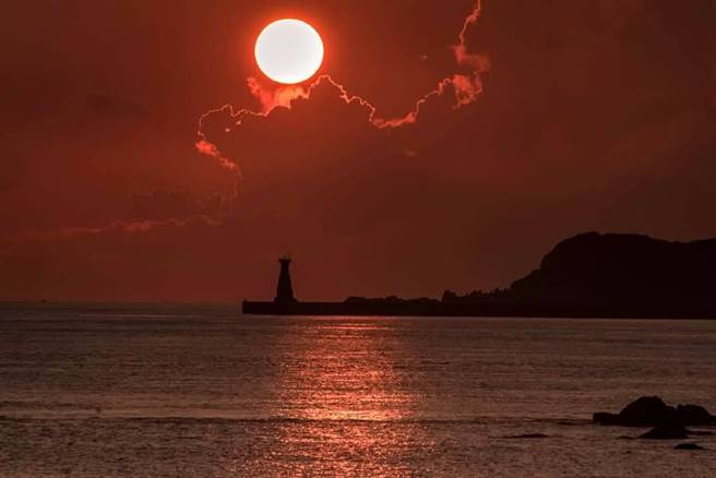 基隆市政府邀请民眾至基隆外木山，拍摄期间限定的绝美灯塔悬日景观。（基市府提供／张颖齐基隆传真）