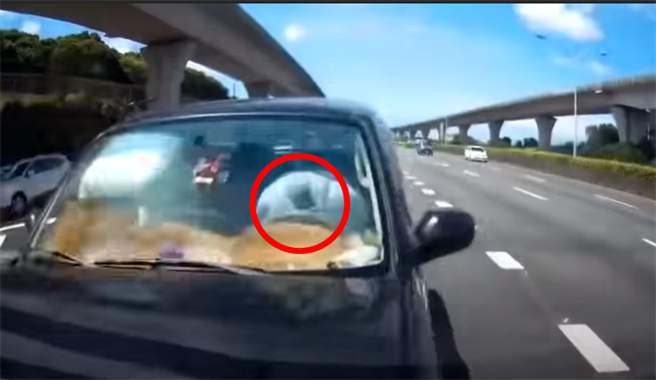 前车的行车纪录器影像曝光后，更叫网友愤怒的是，安全气囊炸开的瞬间还发看见驾驶正滑着手机，手机当场被方向盘与安全气囊夹住。（翻摄自YouTube）