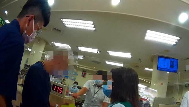 诈骗老梗骗你千遍也不厌倦，南投埔里一名老翁在网路聊天平台遇诈骗集团差点上当，警方与行员携手拦阻救回血汗钱。（民眾提供／卢金足南投传真）