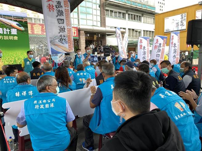 以礁溪乡公所为首发动的群眾，一早就聚集在会场外，高呼口号支持「四城站」方案。 （胡健森）