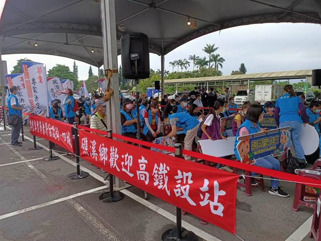  以礁溪乡公所为首发动的群眾，一早就聚集在会场外，高呼口号支持「四城站」方案。 （胡健森）