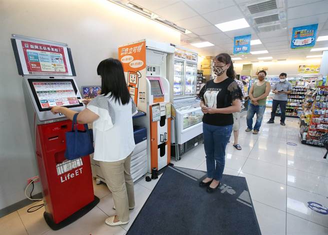 纸本五倍券于今日上午9时开始接受预约，超商出现人潮在事务机进行预约。（赵双杰摄）