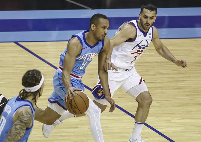 勇士确定跟布雷德利(中)签约。(美联社资料照)