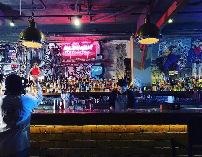 隐藏在居酒屋的嘻哈酒吧「Eside Bond」饶舌的灵魂用酒精还有音乐来发酵，一起迎接最彩色的夜晚 （图片／BEEMEN蜂报提供）