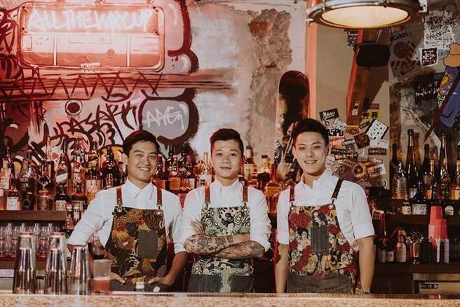 隐藏在居酒屋的嘻哈酒吧「Eside Bond」饶舌的灵魂用酒精还有音乐来发酵，一起迎接最彩色的夜晚 （图片／BEEMEN蜂报提供）