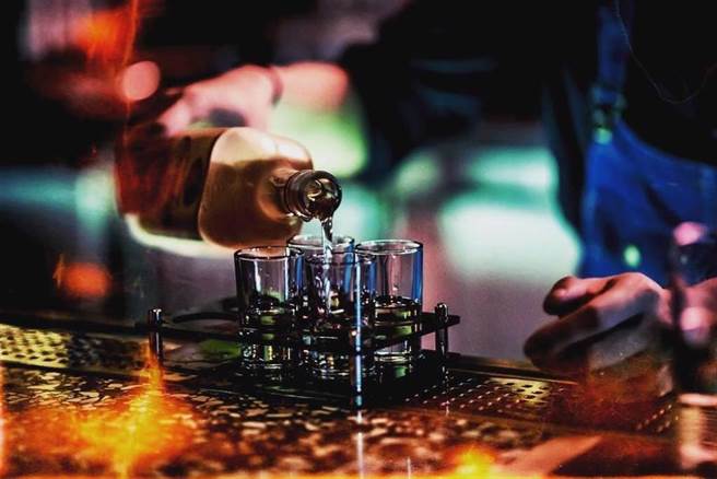 隐藏在居酒屋的嘻哈酒吧「Eside Bond」饶舌的灵魂用酒精还有音乐来发酵，一起迎接最彩色的夜晚 （图片／BEEMEN蜂报提供）