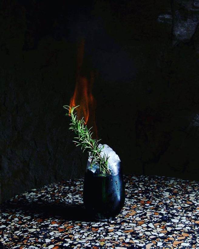 隐藏在居酒屋的嘻哈酒吧「Eside Bond」饶舌的灵魂用酒精还有音乐来发酵，一起迎接最彩色的夜晚 （图片／BEEMEN蜂报提供）