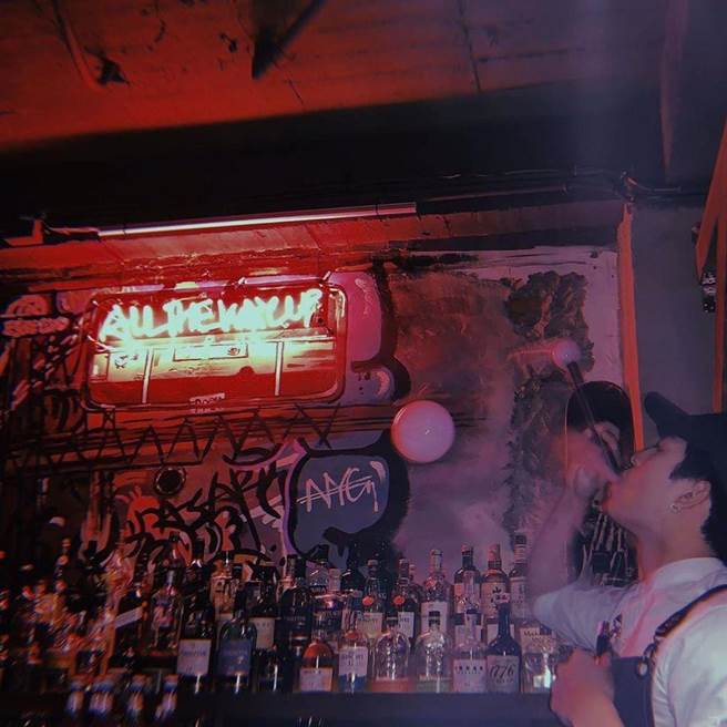 隐藏在居酒屋的嘻哈酒吧「Eside Bond」饶舌的灵魂用酒精还有音乐来发酵，一起迎接最彩色的夜晚 （图片／BEEMEN蜂报提供）