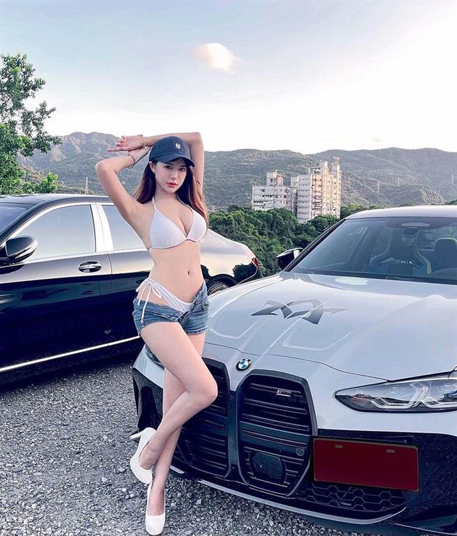 展场上的底片杀手！凶狠小春丽「钧君」比基尼大秀「美腿、事业线」狂吸回头率（图片／JKF提供）