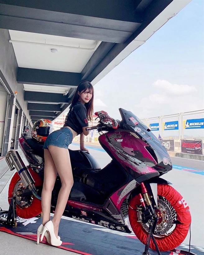 展场上的底片杀手！凶狠小春丽「钧君」比基尼大秀「美腿、事业线」狂吸回头率（图片／JKF提供）