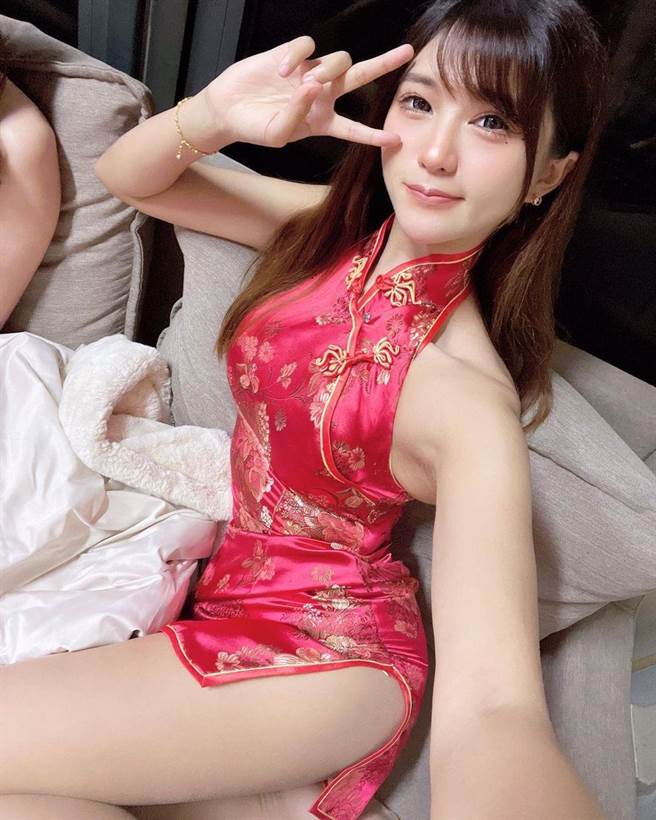 展场上的底片杀手！凶狠小春丽「钧君」比基尼大秀「美腿、事业线」狂吸回头率（图片／JKF提供）