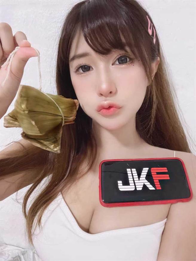 展场上的底片杀手！凶狠小春丽「钧君」比基尼大秀「美腿、事业线」狂吸回头率（图片／JKF提供）