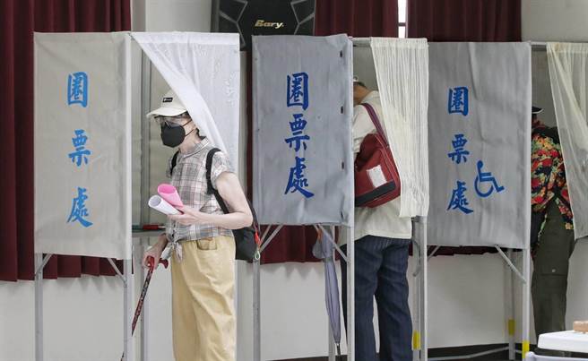 國民黨主席選舉今日將進行投票，不少黨員前往投票所投票，選出自己心中的人選。（趙雙傑攝）