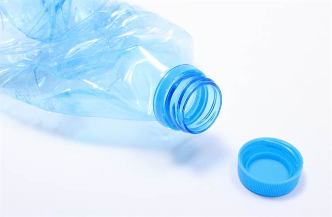 男子将宝特瓶当作「飞机杯」使用，没想到阴茎却卡在瓶口，硬撑了2个月才就医。（示意图／达志影像）