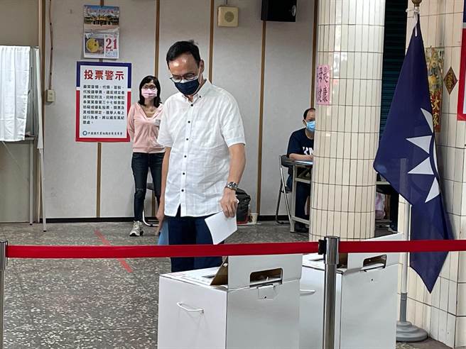 國民黨主席候選人朱立倫今（25日）上午10時許前往新北市三重區義天宮投票所投票。（葉書宏攝）